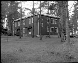Kuva: Parikkalan maamieskoulun rakennus, myöhemmin Karjalan Lomahovin majoitusrakennus.&nbsp;(Tmi Kotiseutukuva&nbsp;1951)
