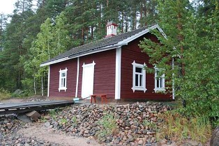 Kuva: Hirsirunkoinen saunarakennus rannan tuntumassa.&nbsp;(Miikka Kurri&nbsp;15.9.2011)