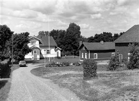 Kuva: Rasilan hovin pihapiiriä.&nbsp;(Arto Hämäläinen&nbsp;1986-87)
