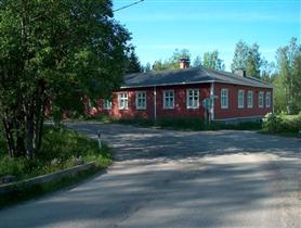 Kuva: Entinen kauppana ja lomakylän toimistona palvellut rakennus nykyasussaan.&nbsp;(Pöyry Environment/Matti Veijovuori&nbsp;2007)