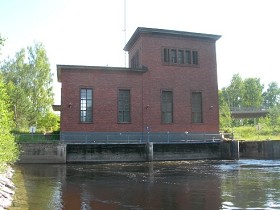 Kuva: Pumppuasema Pien-Saimaaseen johtavan Kanavan suunnasta kuvattuna.&nbsp;(Miikka Kurri&nbsp;11.7.2011)