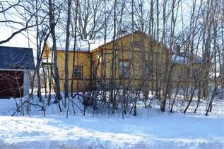 Kuva: Päärakennus idästä, tieltä kuvattuna.&nbsp;(Miikka Kurri&nbsp;21.3.2013)